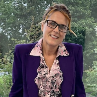 Profile Picture of Leslee O'Loughlin